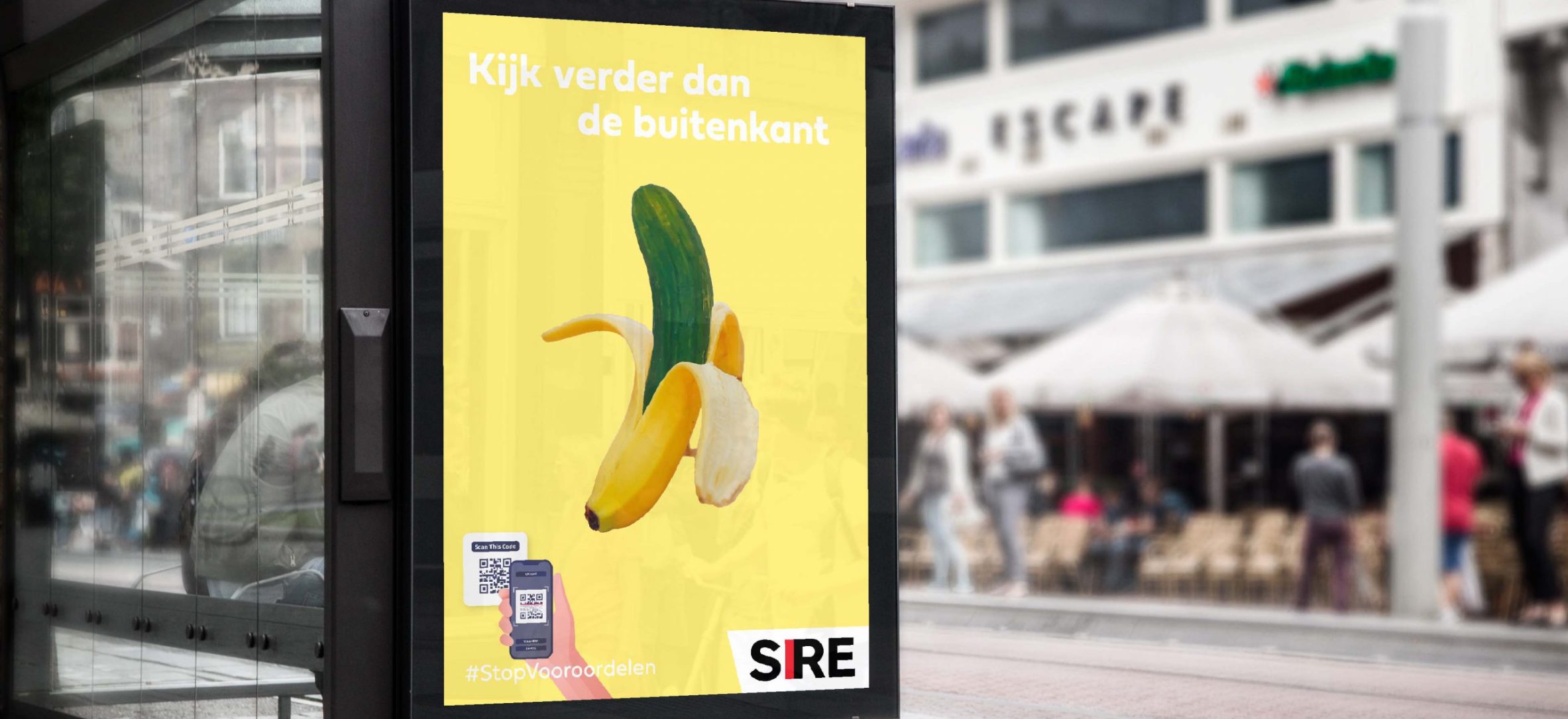 Banaan komkommer poster. De buitenkant zegt banaan, maar de binnenkant zegt komkommer.